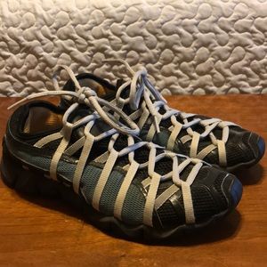 Unique Puma athletic shoes in EUC sz 7 1/2